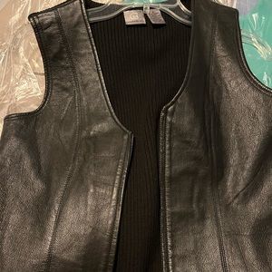 NEW BROWN LEATHER VEST. SO TRENDY AND ORIGINAL. Knit design on back of vest